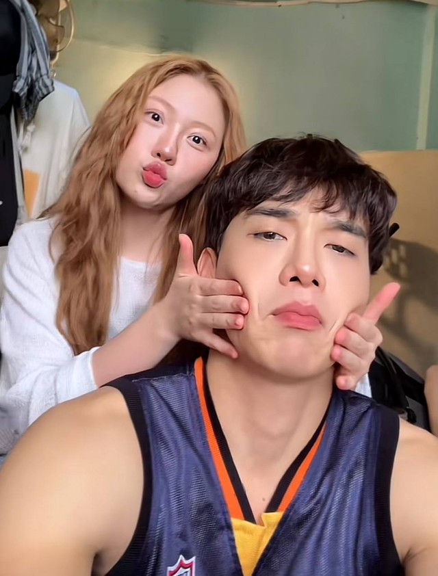 Tóm dính cặp đôi Vbiz công khai ôm ấp dưới mưa, đẹp đôi thế này ngôn tình chưa chắc viết nổi- Ảnh 8. Tóm dính cặp đôi Vbiz công khai ôm ấp dưới mưa, đẹp đôi thế này ngôn tình chưa chắc viết nổi- Ảnh 8.