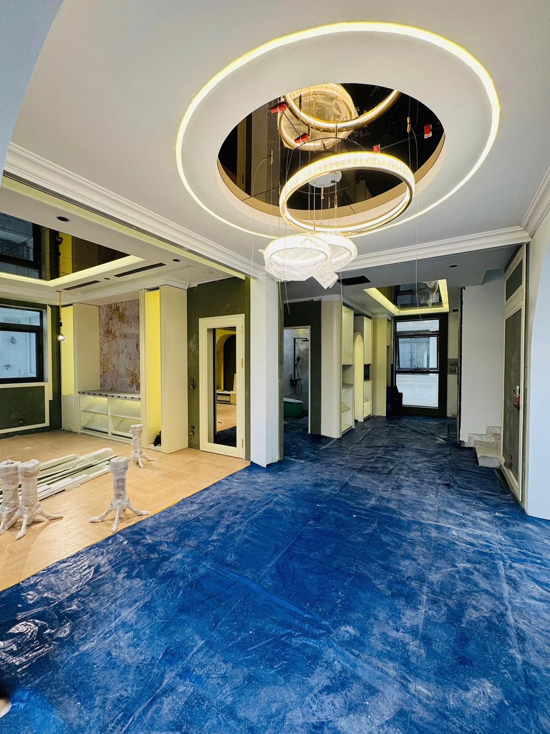 Thấy gì bên trong 2 biệt thự trên 100 tỷ của Hoàng Hường?- Ảnh 9.