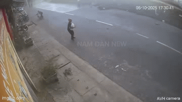 Kinh ho&agrave;ng cơn gi&ocirc;ng quật tới, tấm t&ocirc;n bay như giấy ở Nghệ An: T&igrave;nh cảnh nghẹ thở của người phụ nữ khiến nhiều người đứng sững- Ảnh 1.