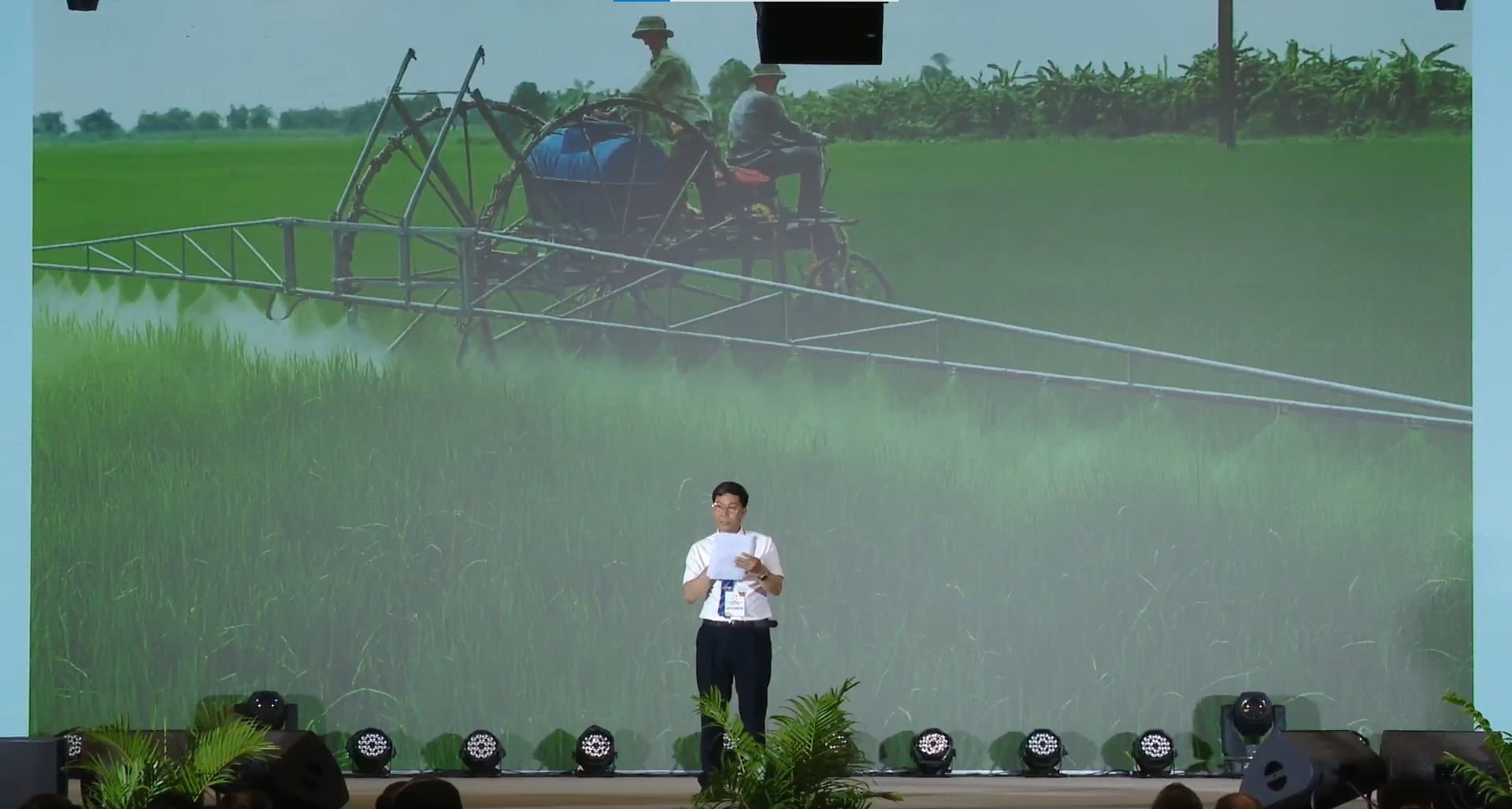 Dù gánh nợ 4 tỷ đồng, một người nông dân học hết lớp 7 vẫn bỏ mức lương ở nước ngoài để về quê sáng chế máy: 'Nếu làm thuê thì không thể làm giàu'- Ảnh 3.