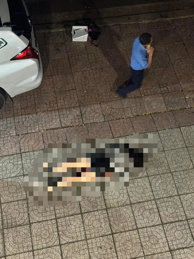 TP HCM: Cô gái bị tấn công, đâm tử vong trên vỉa hè - Ảnh 1.