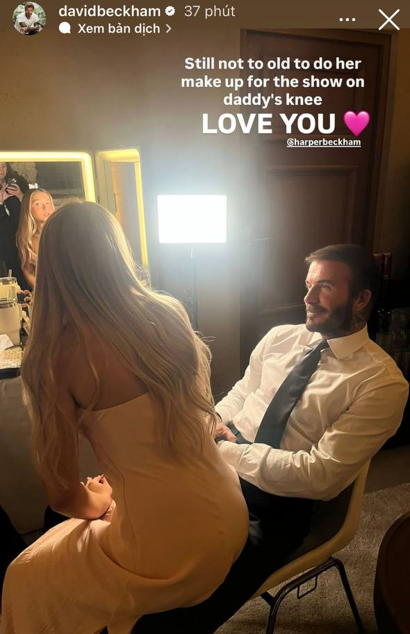 Tiểu thư Harper Beckham diện váy cúp ngực, ngồi trên đùi bố - David Beckham - gây tranh cãi- Ảnh 1. Tiểu thư Harper Beckham diện váy cúp ngực, ngồi trên đùi bố - David Beckham - gây tranh cãi- Ảnh 1.
