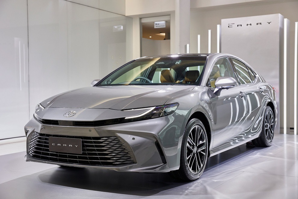 Toyota Camry giảm giá trăm triệu- Ảnh 1. Toyota Camry giảm giá trăm triệu- Ảnh 1.