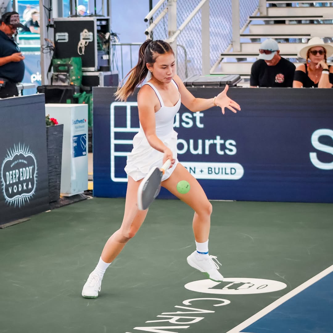 Alix Trương l&agrave; ai m&agrave; hot đ&ugrave;ng đ&ugrave;ng, xả loạt ảnh ở Việt Nam to&agrave;n thấy đ&aacute;nh pickleball v&agrave; ăn b&aacute;nh m&igrave;?- Ảnh 6.