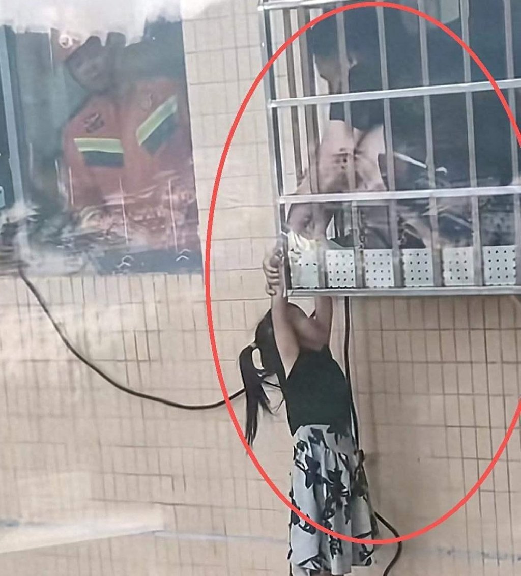 Rơi từ tầng 20 chung cư, bé gái 4 tuổi sống sót kỳ diệu- Ảnh 1.