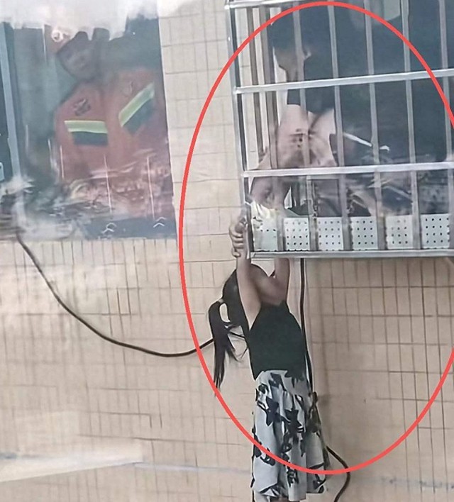 Cô bé 4 tuổi sống sót kỳ diệu sau khi rơi từ tầng 20 nhờ hành động nhanh trí và dũng cảm của hàng xóm- Ảnh 1. Cô bé 4 tuổi sống sót kỳ diệu sau khi rơi từ tầng 20 nhờ hành động nhanh trí và dũng cảm của hàng xóm- Ảnh 1.