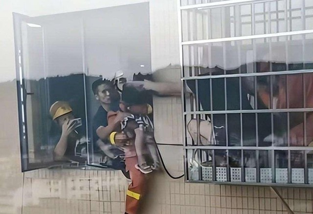 Cô bé 4 tuổi sống sót kỳ diệu sau khi rơi từ tầng 20 nhờ hành động nhanh trí và dũng cảm của hàng xóm- Ảnh 3. Cô bé 4 tuổi sống sót kỳ diệu sau khi rơi từ tầng 20 nhờ hành động nhanh trí và dũng cảm của hàng xóm- Ảnh 3.