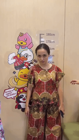 Vợ Duy Mạnh mặc gì thế này!- Ảnh 2. Vợ Duy Mạnh mặc gì thế này!- Ảnh 2.