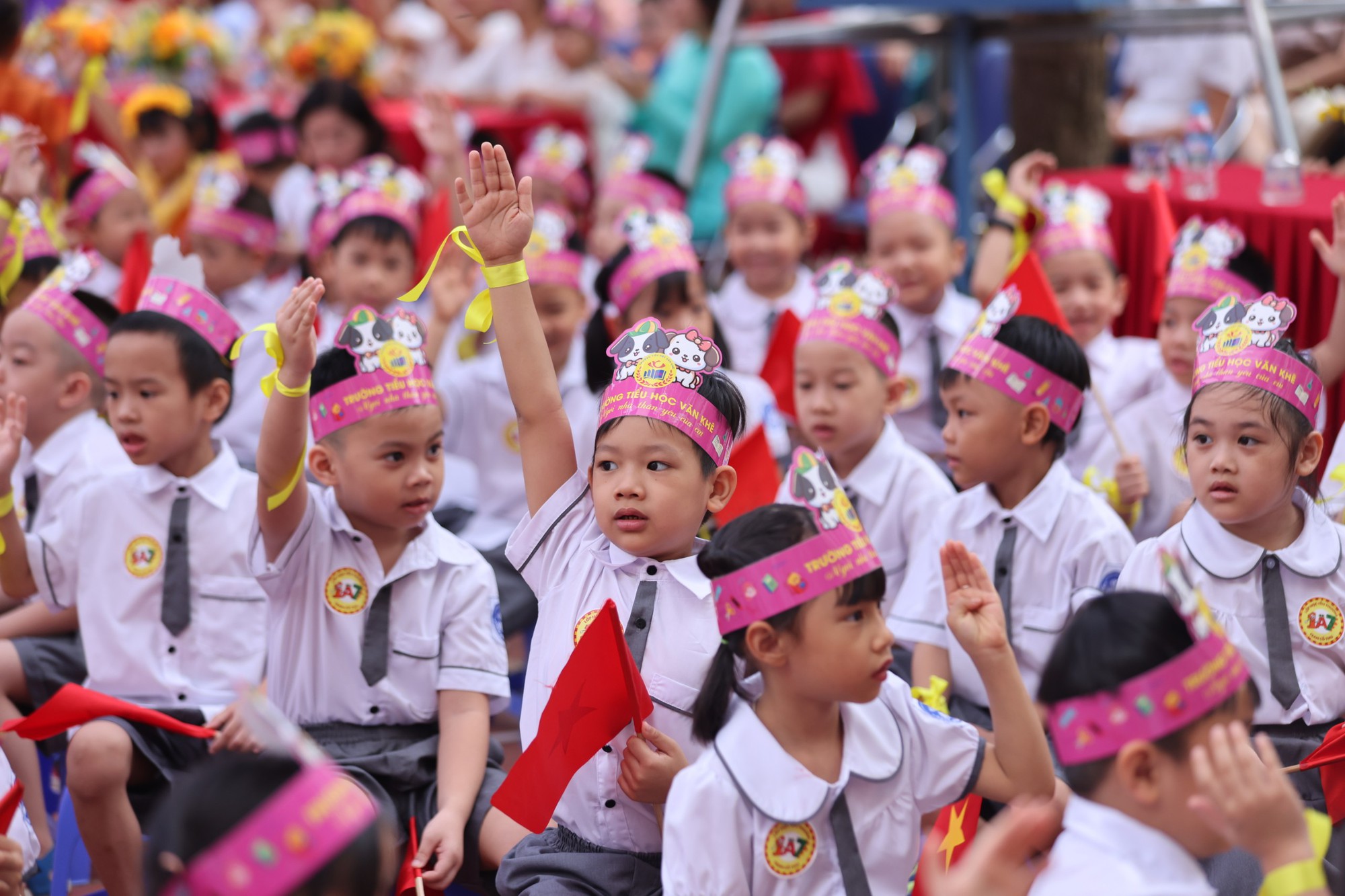 Học sinh H&agrave; Nội chuyển sang học trực tuyến ng&agrave;y 6/10 để ph&ograve;ng, chống b&atilde;o- Ảnh 1.