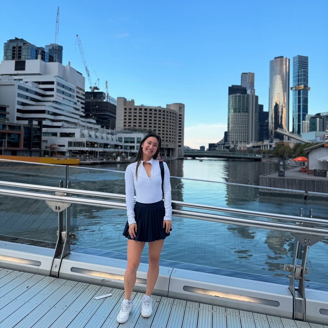 Alix Trương l&agrave; ai m&agrave; hot đ&ugrave;ng đ&ugrave;ng, xả loạt ảnh ở Việt Nam to&agrave;n thấy đ&aacute;nh pickleball v&agrave; ăn b&aacute;nh m&igrave;?- Ảnh 13.