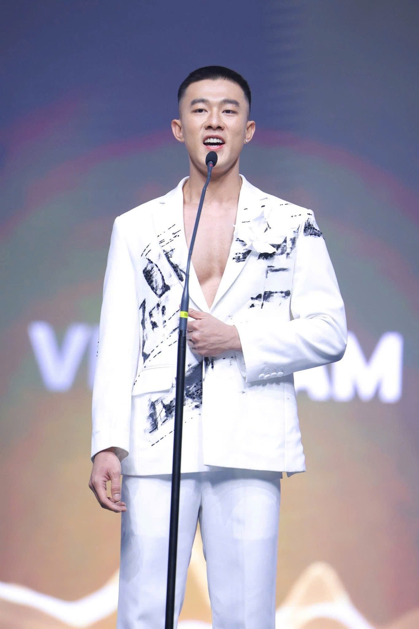 Đoàn Công Vinh bị ngộ độc, nhập viện điều trị sau đêm Bán kết Mister Global 2025- Ảnh 1. Đoàn Công Vinh bị ngộ độc, nhập viện điều trị sau đêm Bán kết Mister Global 2025- Ảnh 1.