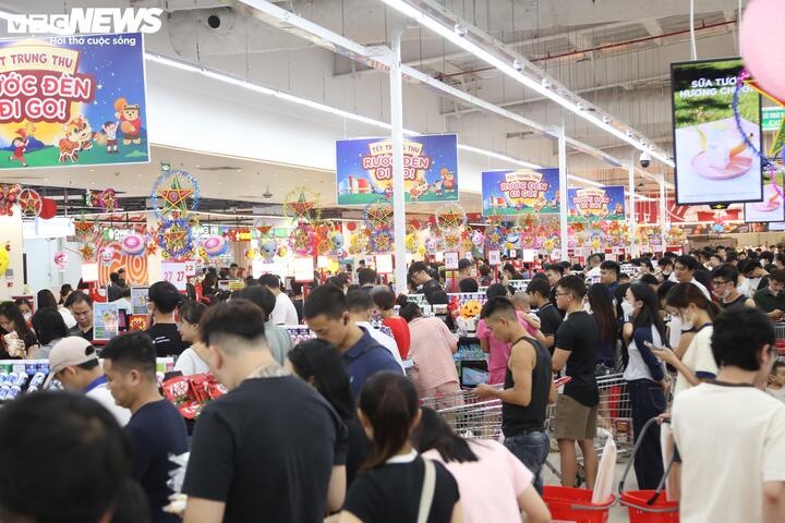 Người H&agrave; Nội tấp nập mua thực phẩm trước khi b&atilde;o Matmo đổ bộ- Ảnh 1.