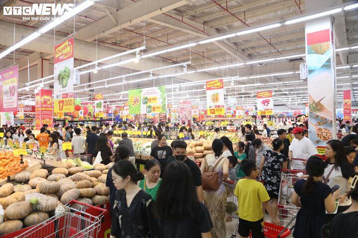 Người H&agrave; Nội tấp nập mua thực phẩm trước khi b&atilde;o Matmo đổ bộ- Ảnh 2.