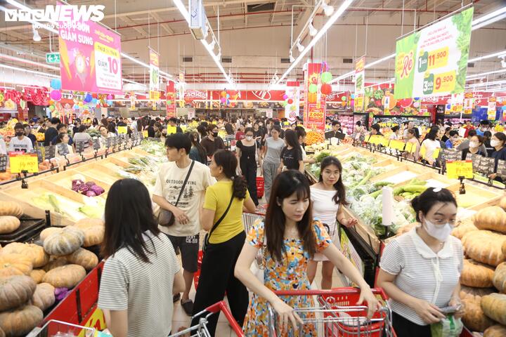 Người H&agrave; Nội tấp nập mua thực phẩm trước khi b&atilde;o Matmo đổ bộ- Ảnh 5.
