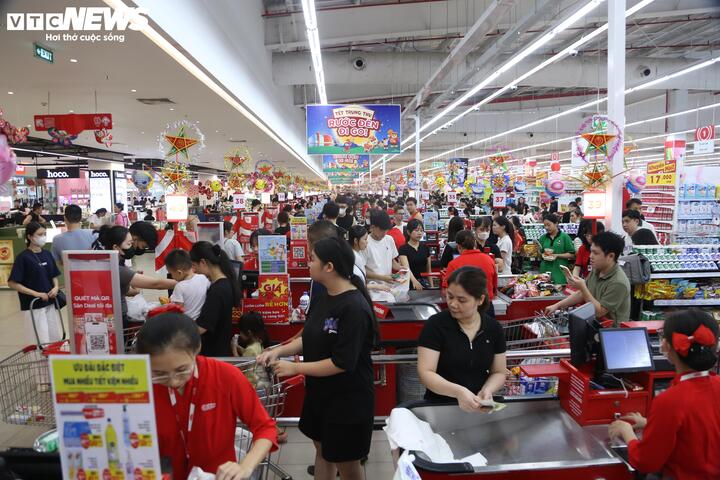Người H&agrave; Nội tấp nập mua thực phẩm trước khi b&atilde;o Matmo đổ bộ- Ảnh 7.