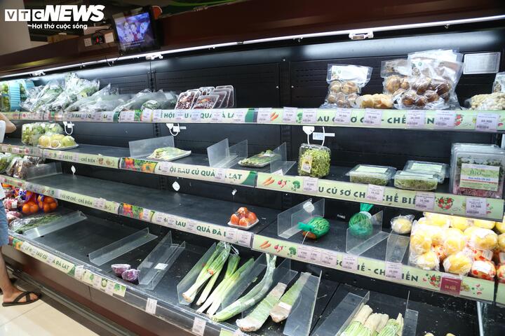 Người H&agrave; Nội tấp nập mua thực phẩm trước khi b&atilde;o Matmo đổ bộ- Ảnh 10.