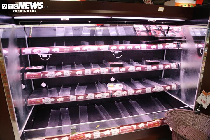 Người H&agrave; Nội tấp nập mua thực phẩm trước khi b&atilde;o Matmo đổ bộ- Ảnh 11.