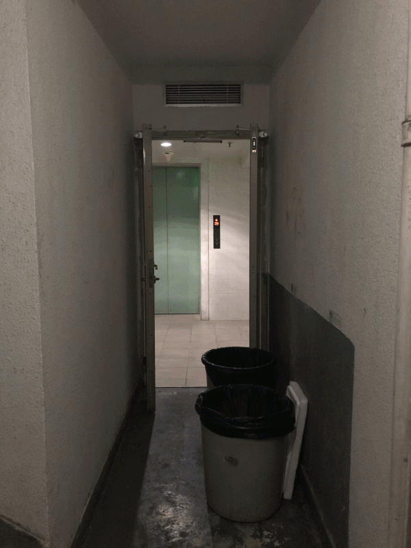 Điều "không giải thích được" trên tầng 21 của một toà nhà ngân hàng, bảo vệ tối nào cũng phải làm một việc- Ảnh 4. Điều "không giải thích được" trên tầng 21 của một toà nhà ngân hàng, bảo vệ tối nào cũng phải làm một việc- Ảnh 4.