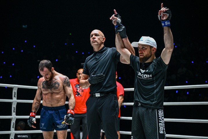 Cao thủ MMA Nga nhấc bổng võ sĩ Mỹ ném xuống sàn, giành chiến thắng ngoạn mục- Ảnh 1.