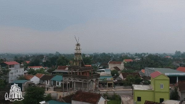 Ngôi nhà 9 tầng ở Nghệ An thách thức mọi quy luật khoa học: Chủ nhân đu dây xây vào ban đêm, “chấp luôn” gió giật cấp 11- Ảnh 1. Ngôi nhà 9 tầng ở Nghệ An thách thức mọi quy luật khoa học: Chủ nhân đu dây xây vào ban đêm, “chấp luôn” gió giật cấp 11- Ảnh 1.