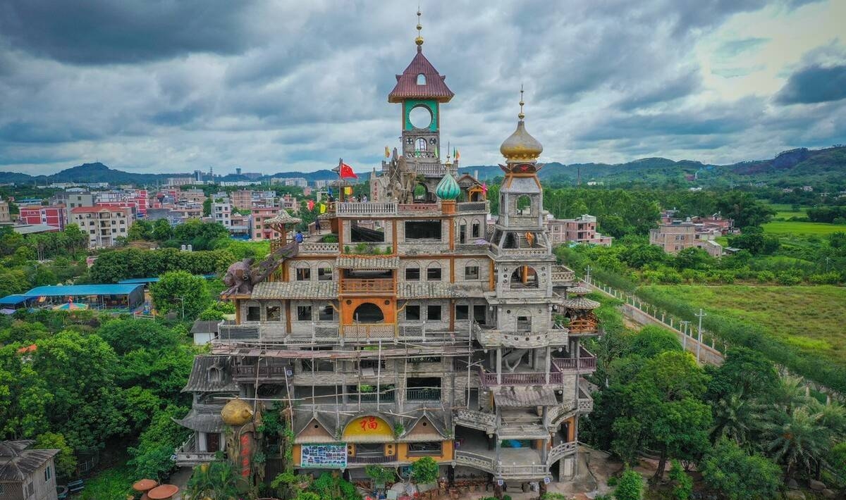 B&ecirc;n trong "biệt thự đi&ecirc;n" 51 tỷ, cao 30m, x&acirc;y theo tr&iacute; tưởng tượng suốt 10 năm của một n&ocirc;ng d&acirc;n Trung Quốc- Ảnh 3.