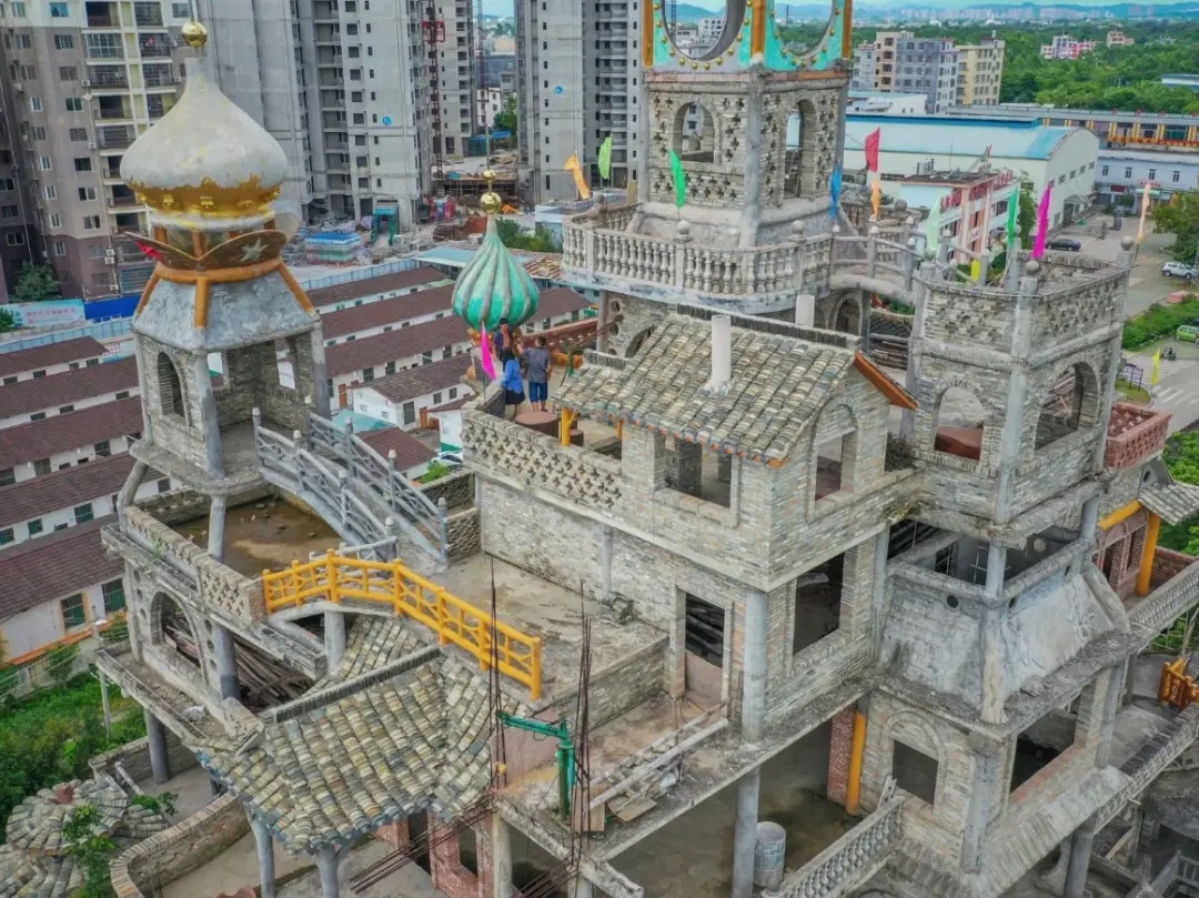 B&ecirc;n trong "biệt thự đi&ecirc;n" 51 tỷ, cao 30m, x&acirc;y theo tr&iacute; tưởng tượng suốt 10 năm của một n&ocirc;ng d&acirc;n Trung Quốc- Ảnh 9.