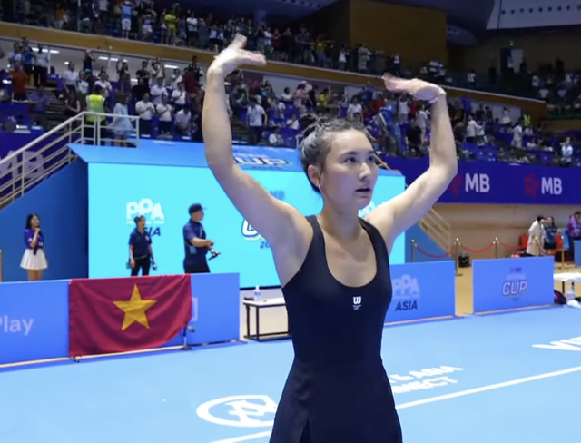 Alix Trương l&agrave; ai m&agrave; hot đ&ugrave;ng đ&ugrave;ng, xả loạt ảnh ở Việt Nam to&agrave;n thấy đ&aacute;nh pickleball v&agrave; ăn b&aacute;nh m&igrave;?- Ảnh 1.