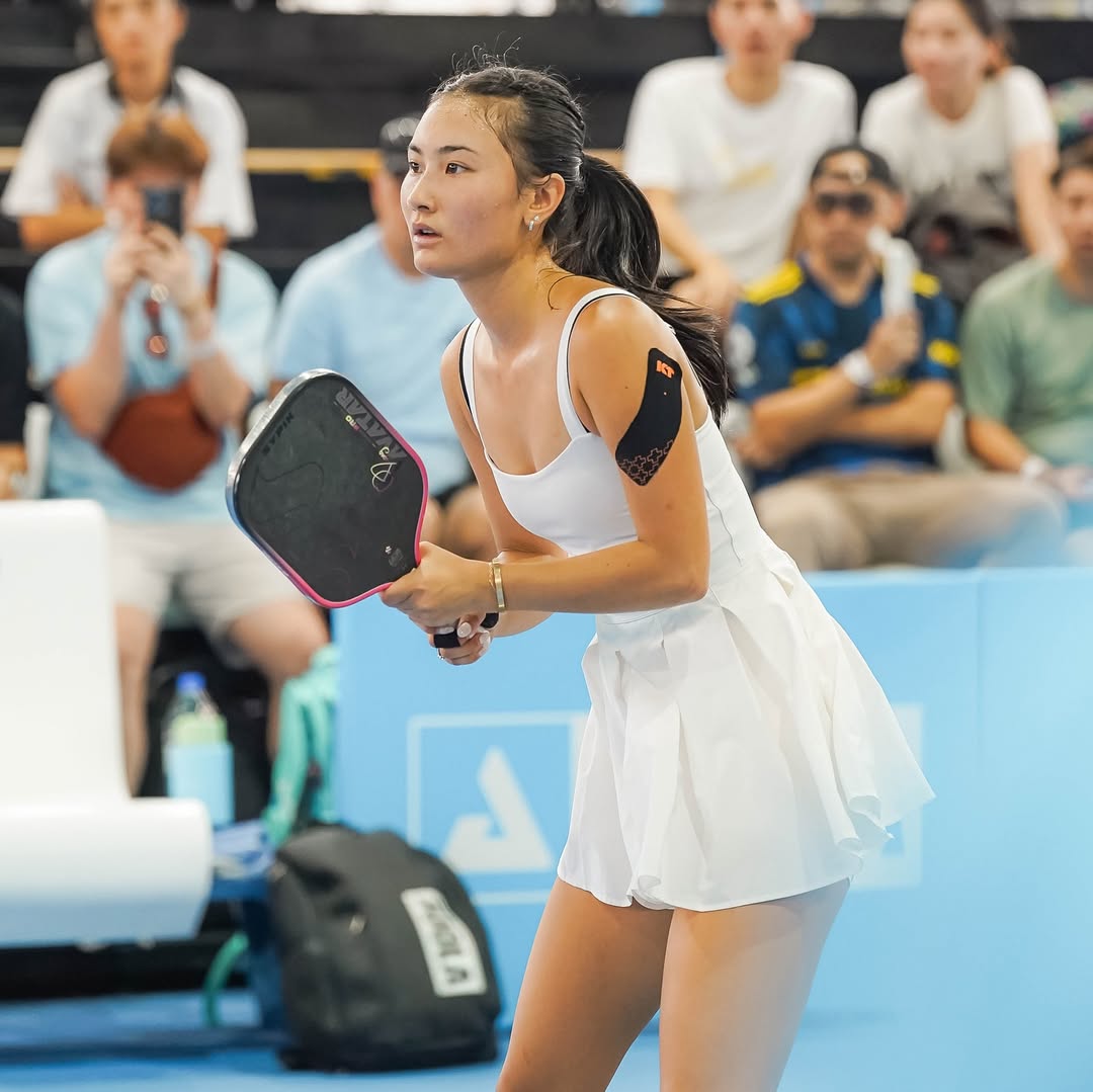 Alix Trương l&agrave; ai m&agrave; hot đ&ugrave;ng đ&ugrave;ng, xả loạt ảnh ở Việt Nam to&agrave;n thấy đ&aacute;nh pickleball v&agrave; ăn b&aacute;nh m&igrave;?- Ảnh 7.