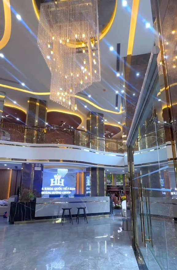 Thấy gì bên trong 2 biệt thự trên 100 tỷ của Hoàng Hường?- Ảnh 3.