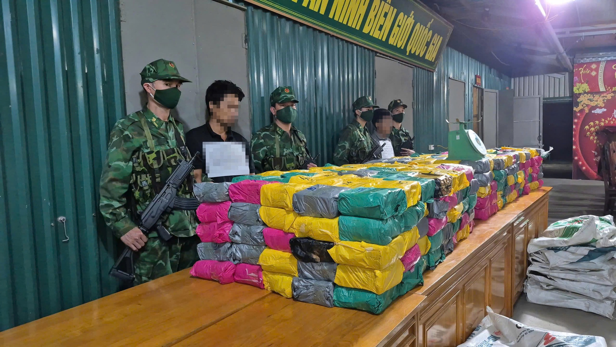 NÓNG: Bắt 2 đối tượng cùng nửa tấn ma tuý ở Quảng Trị- Ảnh 1.