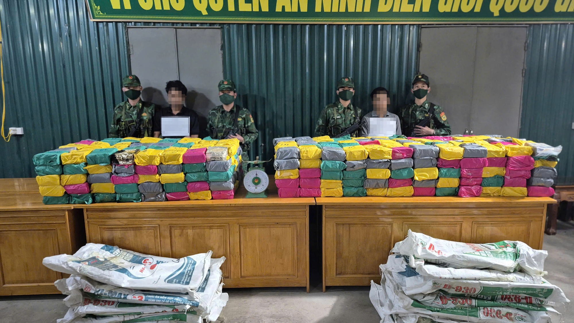 NÓNG: Bắt 2 đối tượng cùng nửa tấn ma tuý ở Quảng Trị- Ảnh 2.