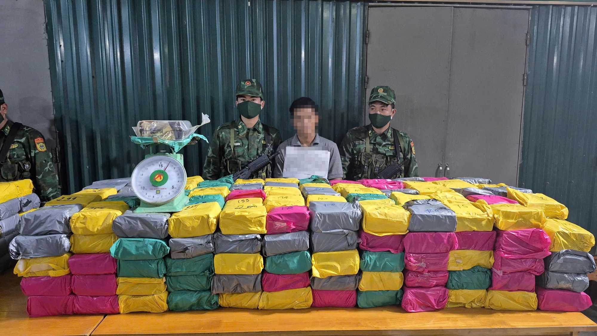 NÓNG: Bắt 2 đối tượng cùng nửa tấn ma tuý ở Quảng Trị- Ảnh 3.