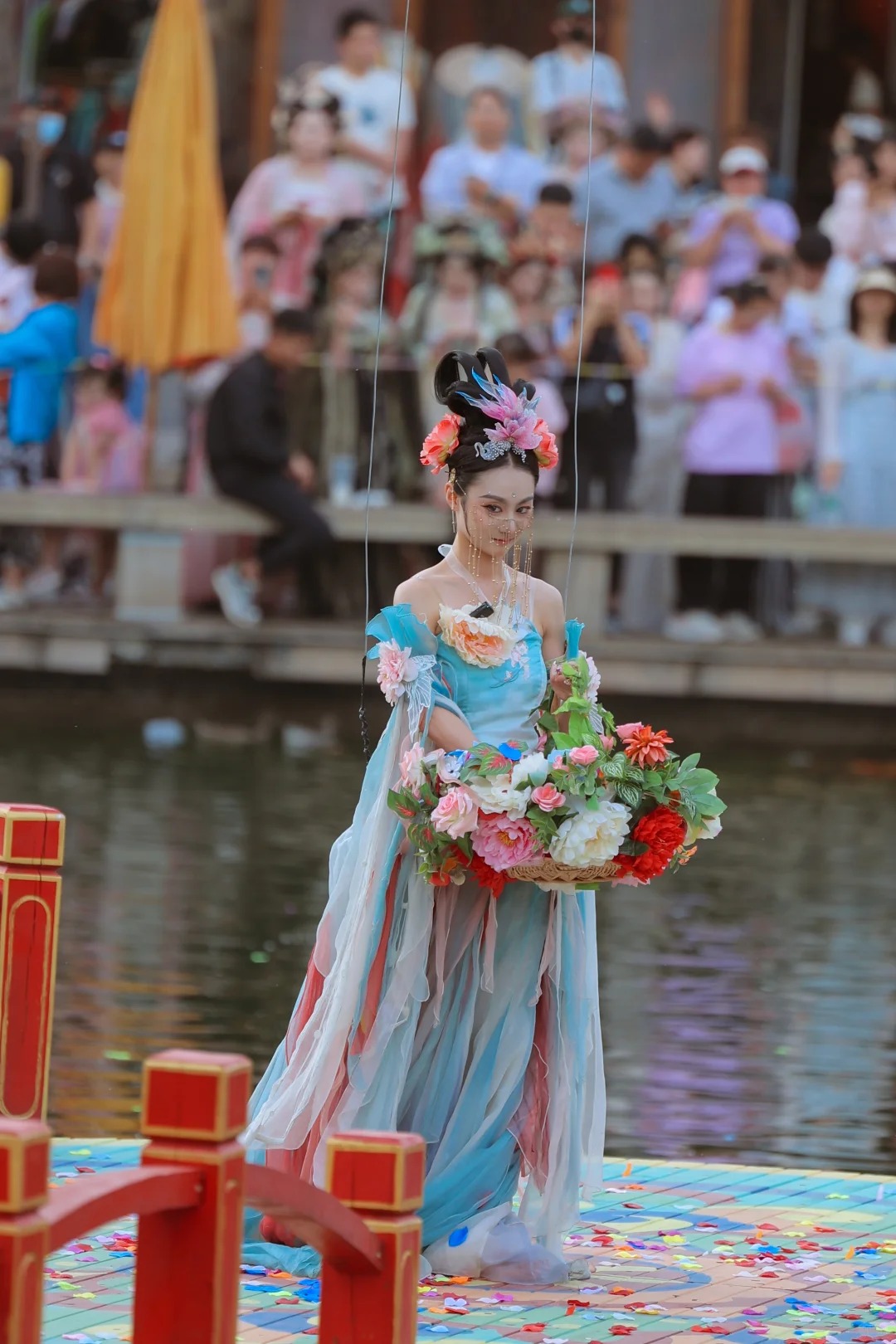 "Vén mặt chị Hằng" đang hot mùa Trung thu, cao điểm phải bay lên trời 6 lần/ngày- Ảnh 15. "Vén mặt chị Hằng" đang hot mùa Trung thu, cao điểm phải bay lên trời 6 lần/ngày- Ảnh 15.