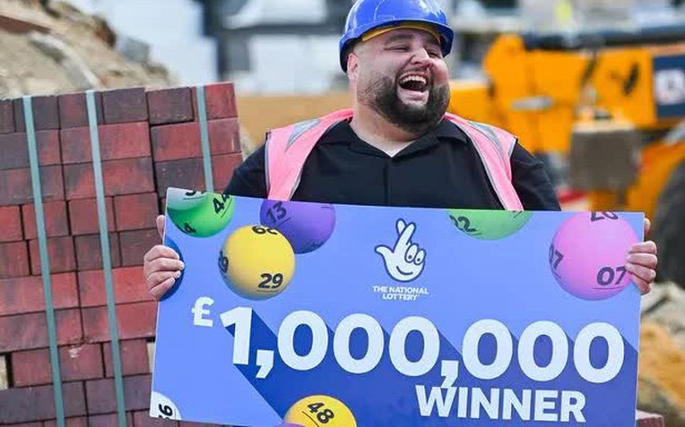 Anh thợ xây đổi đời khi trúng số 35 tỷ đồng, chỉ 3 tháng sau đã hối hận cùng cực vì bỏ việc và hưởng thụ sung sướng- Ảnh 1.