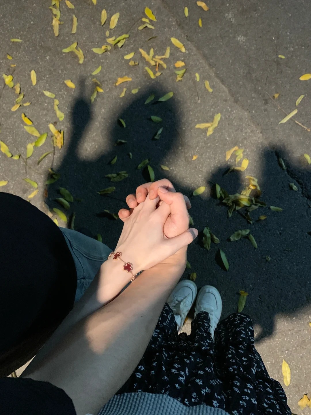 Mở hộp bánh Trung thu sau khi đến nhà chồng cũ, tôi uất nghẹn: Sao lại có người tàn nhẫn đến thế!- Ảnh 1.