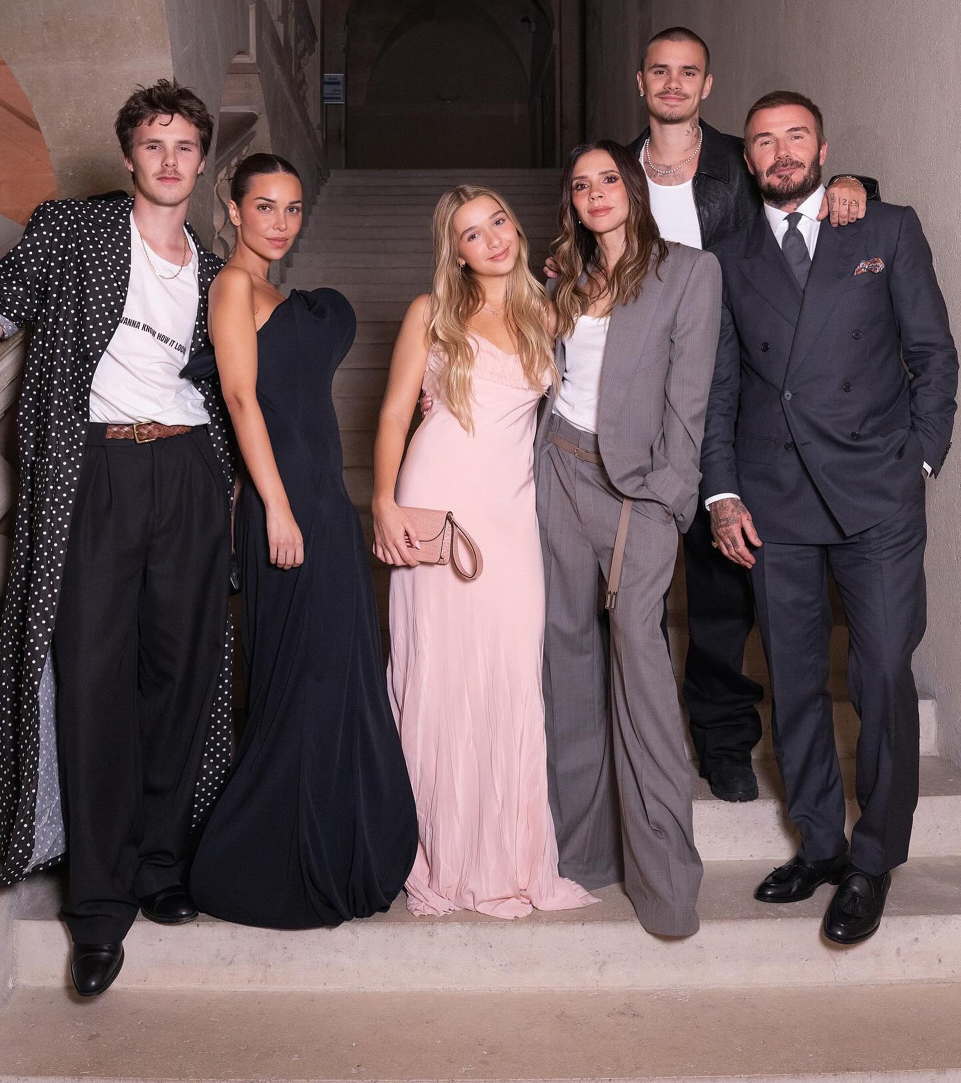 Đằng sau show diễn hào nhoáng của Victoria là nỗi đau khó giấu của cả nhà Beckham- Ảnh 1. Đằng sau show diễn hào nhoáng của Victoria là nỗi đau khó giấu của cả nhà Beckham- Ảnh 1.