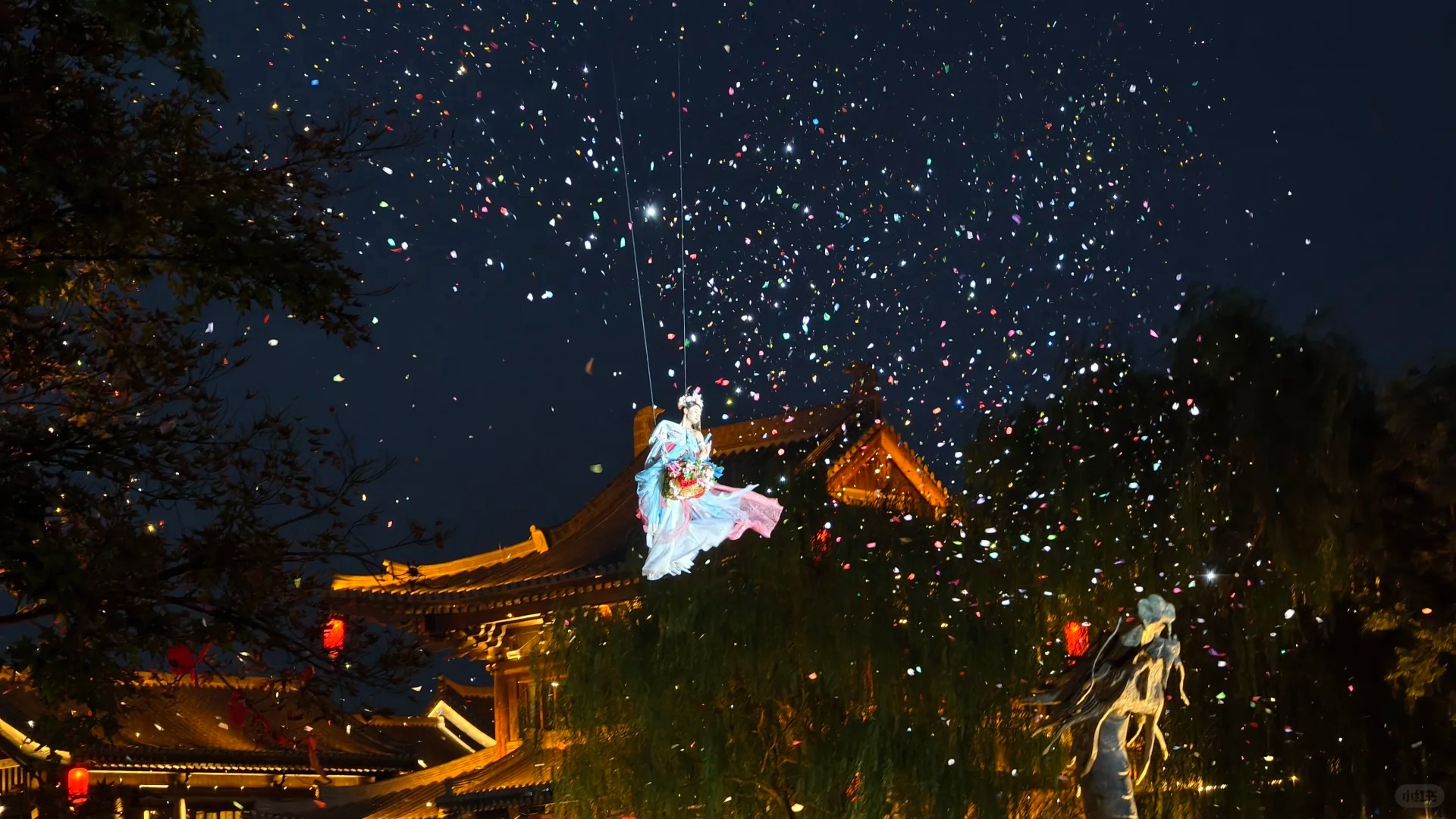 "Vén mặt chị Hằng" đang hot mùa Trung thu, cao điểm phải bay lên trời 6 lần/ngày- Ảnh 22. "Vén mặt chị Hằng" đang hot mùa Trung thu, cao điểm phải bay lên trời 6 lần/ngày- Ảnh 22.