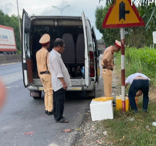 Lộ lô hàng lạ của hai phụ nữ trên xe khách vào Huế- Ảnh 1.