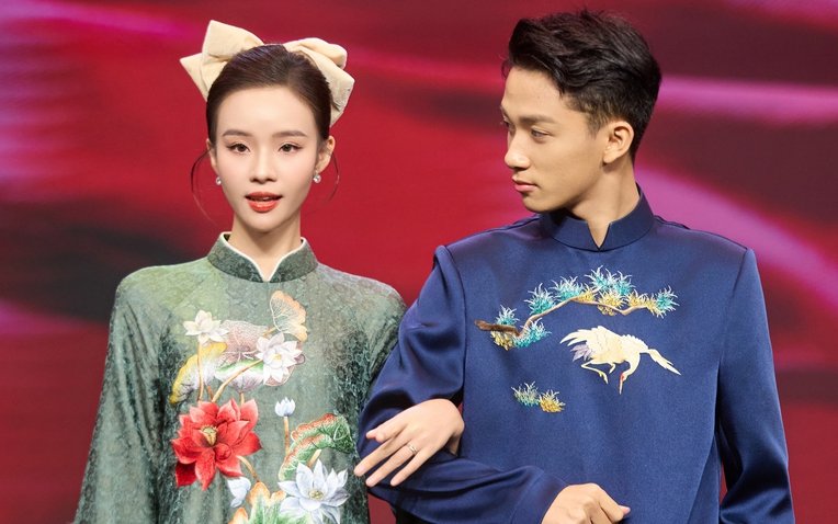 Sơn Tùng "Cách em 1 milimet" gây bất ngờ khi trình diễn áo dài cho NTK Ngọc Lan- Ảnh 1. Sơn Tùng "Cách em 1 milimet" gây bất ngờ khi trình diễn áo dài cho NTK Ngọc Lan- Ảnh 1.