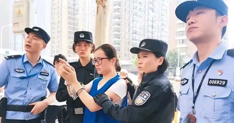 Nữ sinh xuất sắc bị cảnh sát ập vào bắt ngay trong lớp học, danh tính thật khiến bạn bè toát mồ hôi lạnh- Ảnh 2.