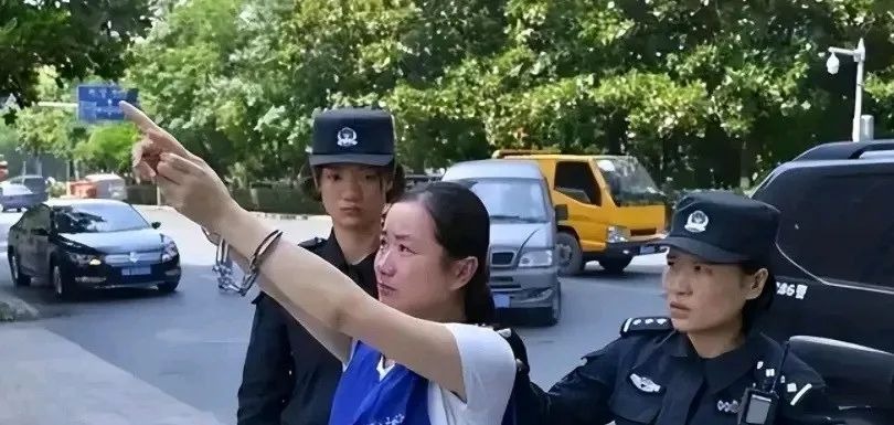 Nữ sinh xuất sắc bị cảnh sát ập vào bắt ngay trong lớp học, danh tính thật khiến bạn bè toát mồ hôi lạnh- Ảnh 1.