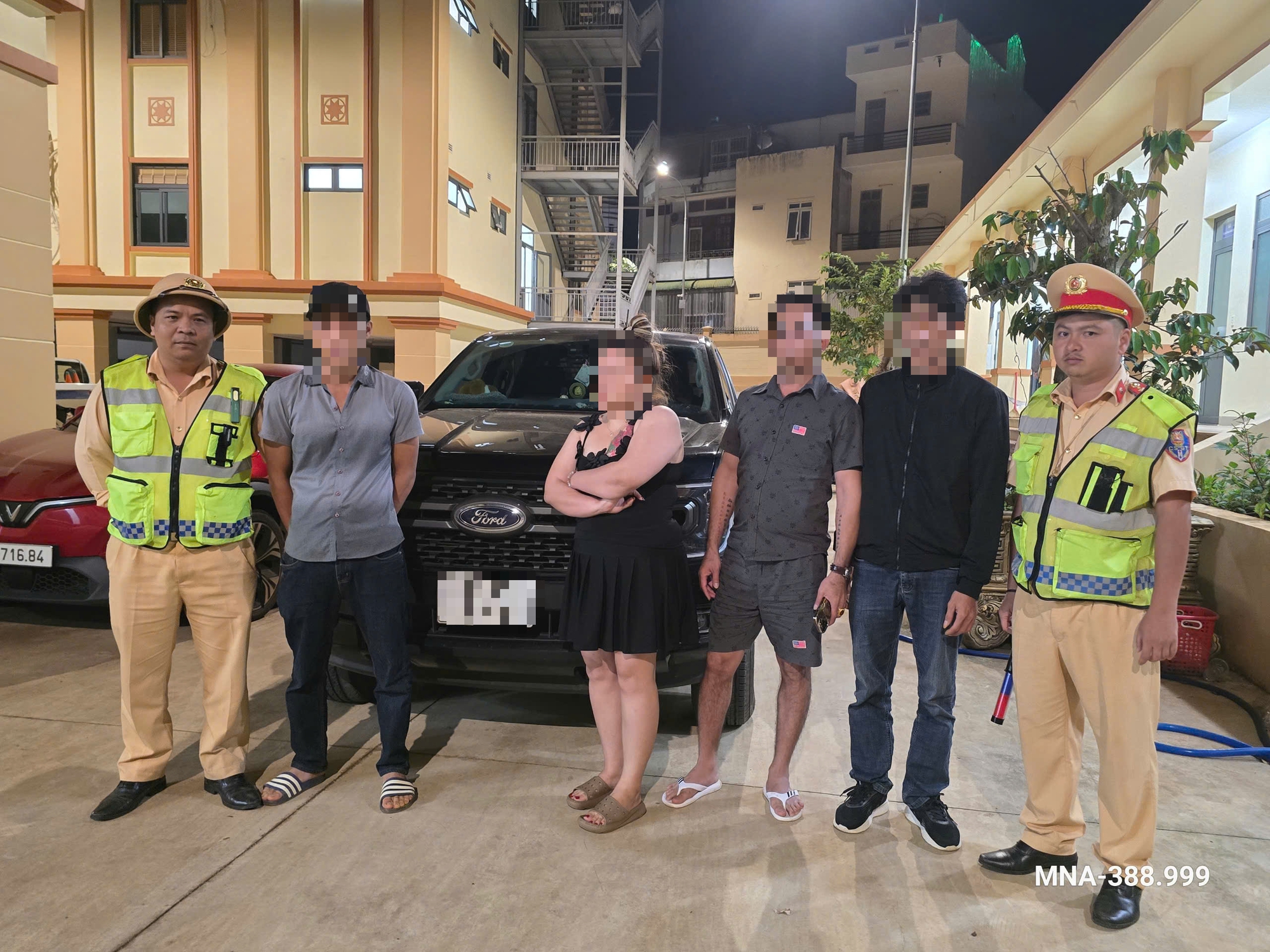 Xác định danh tính tài xế xe bán tải hùng hổ đánh người tham gia giao thông- Ảnh 1. Xác định danh tính tài xế xe bán tải hùng hổ đánh người tham gia giao thông- Ảnh 1.