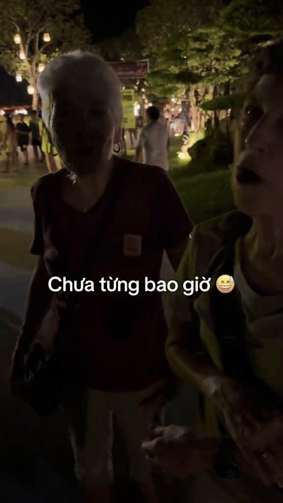 Khách Tây đến Việt Nam dịp lễ hội, trầm trồ nhận xét: "Ở Mỹ chúng tôi không có cái nào như thế này"- Ảnh 1.