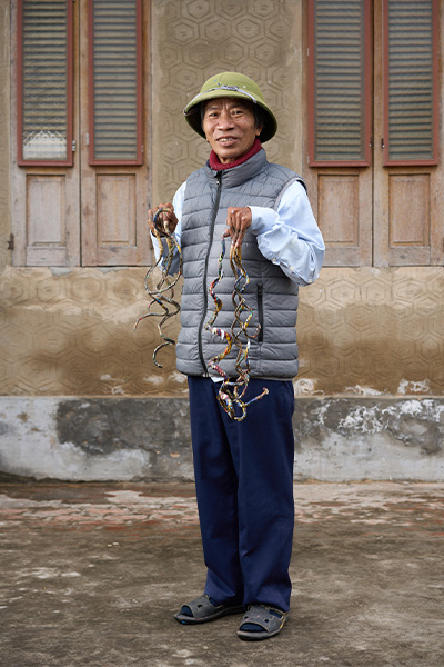 Người đ&agrave;n &ocirc;ng Ninh B&igrave;nh 34 năm kh&ocirc;ng cắt m&oacute;ng tay v&igrave; "người cha thầy c&uacute;ng": Vợ phải tắm rửa v&agrave; l&agrave;m những việc n&agrave;y cho chồng!- Ảnh 2.