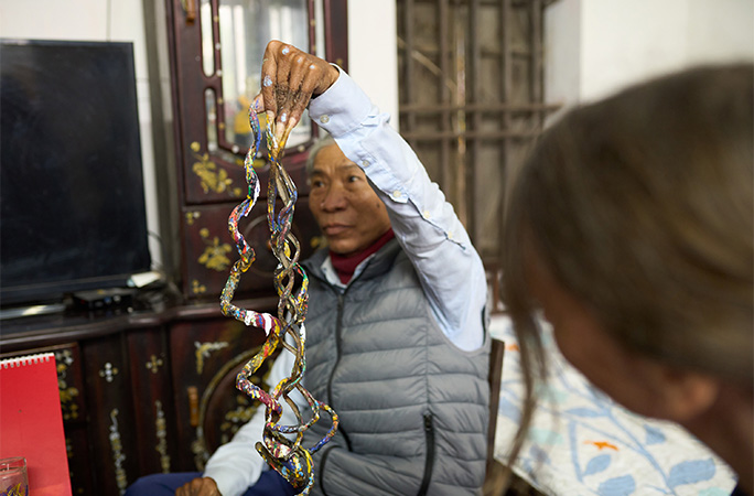 Người đ&agrave;n &ocirc;ng Ninh B&igrave;nh 34 năm kh&ocirc;ng cắt m&oacute;ng tay v&igrave; "người cha thầy c&uacute;ng": Vợ phải tắm rửa v&agrave; l&agrave;m những việc n&agrave;y cho chồng!- Ảnh 6.