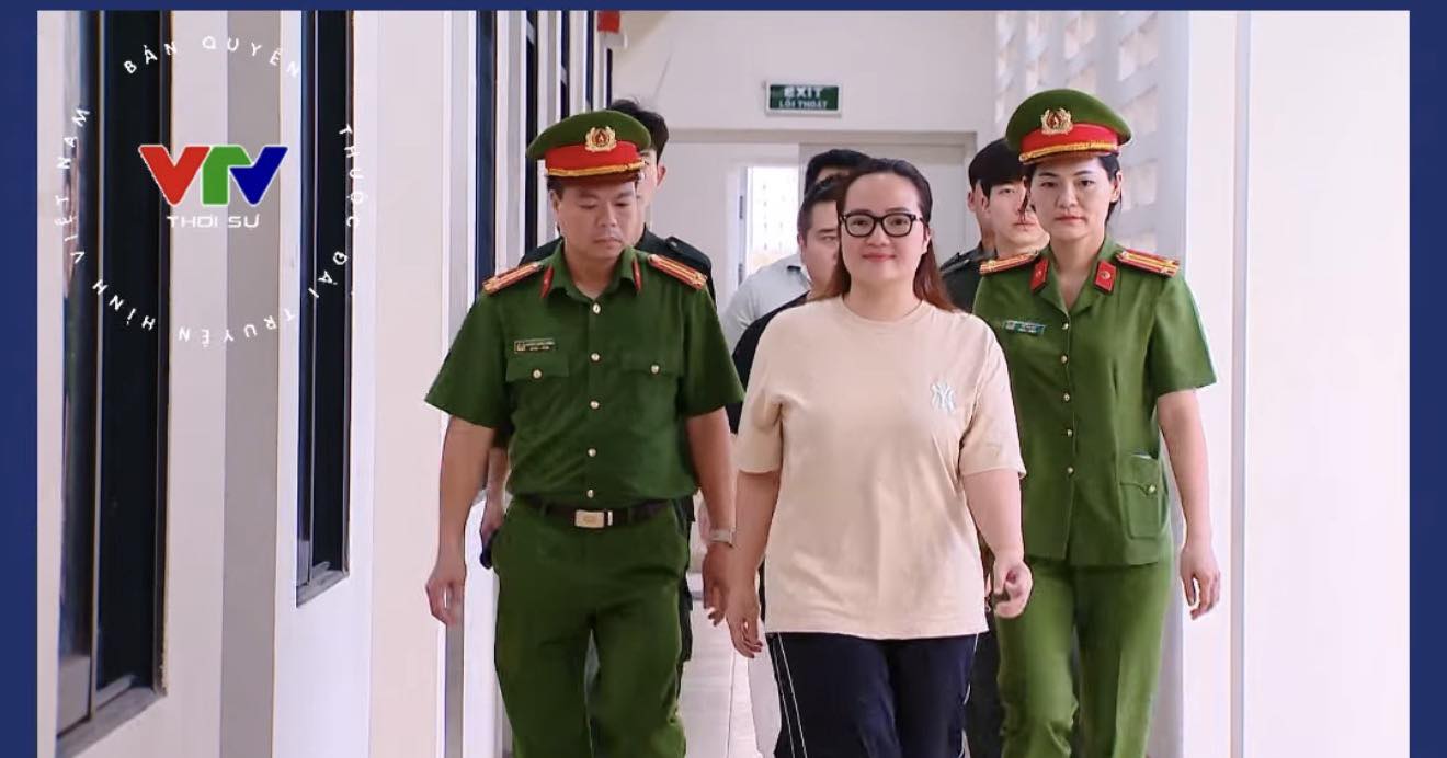 Dân mạng phẫn nộ trước nụ cười thách thức của Hoàng Hường: "Cú lừa" cuối cùng với "người hâm mộ mù quáng"?- Ảnh 1. Dân mạng phẫn nộ trước nụ cười thách thức của Hoàng Hường: "Cú lừa" cuối cùng với "người hâm mộ mù quáng"?- Ảnh 1.