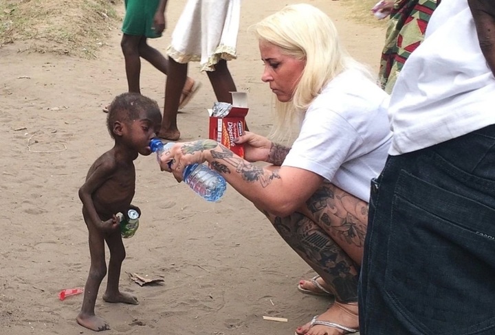 Cuộc sống hạnh ph&uacute;c mới của cậu b&eacute; Nigeria trong bức ảnh chấn động thế giới- Ảnh 1.