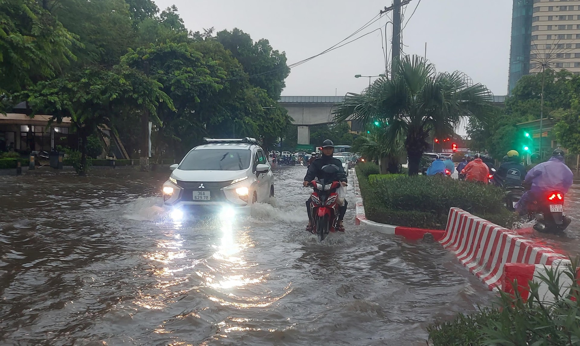 Nóng: Hà Nội xảy ra mưa dông ở nhiều nơi, cảnh báo ngập ở hàng loạt tuyết phố- Ảnh 1.
