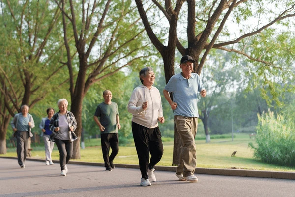 Người sống thọ, sức khoẻ tốt thường có 3 đặc điểm khi đi bộ, nếu có đủ những dấu hiệu này thì xin chúc mừng- Ảnh 2. Người sống thọ, sức khoẻ tốt thường có 3 đặc điểm khi đi bộ, nếu có đủ những dấu hiệu này thì xin chúc mừng- Ảnh 2.