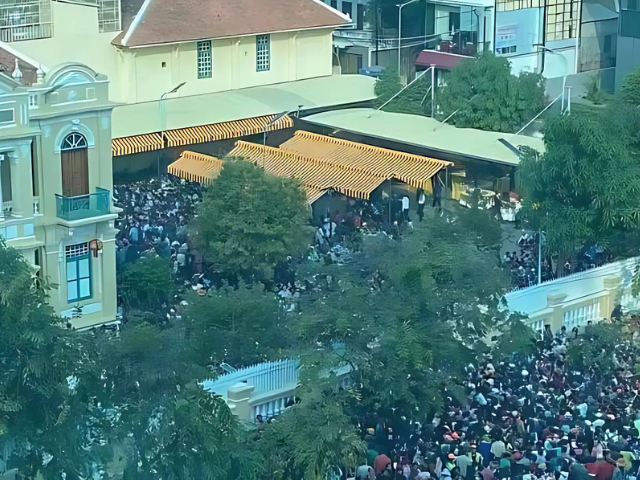 Cảnh tượng tại 1 trung t&acirc;m thương mại g&acirc;y cho&aacute;ng: &ldquo;Mọi thứ n&aacute;o loạn đến kh&oacute; tin&rdquo;- Ảnh 4.